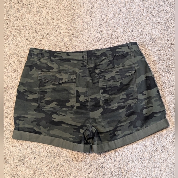 Time & Tru Camo Shorts with Roll-up Hem SZ 20 - Picture 6 of 9